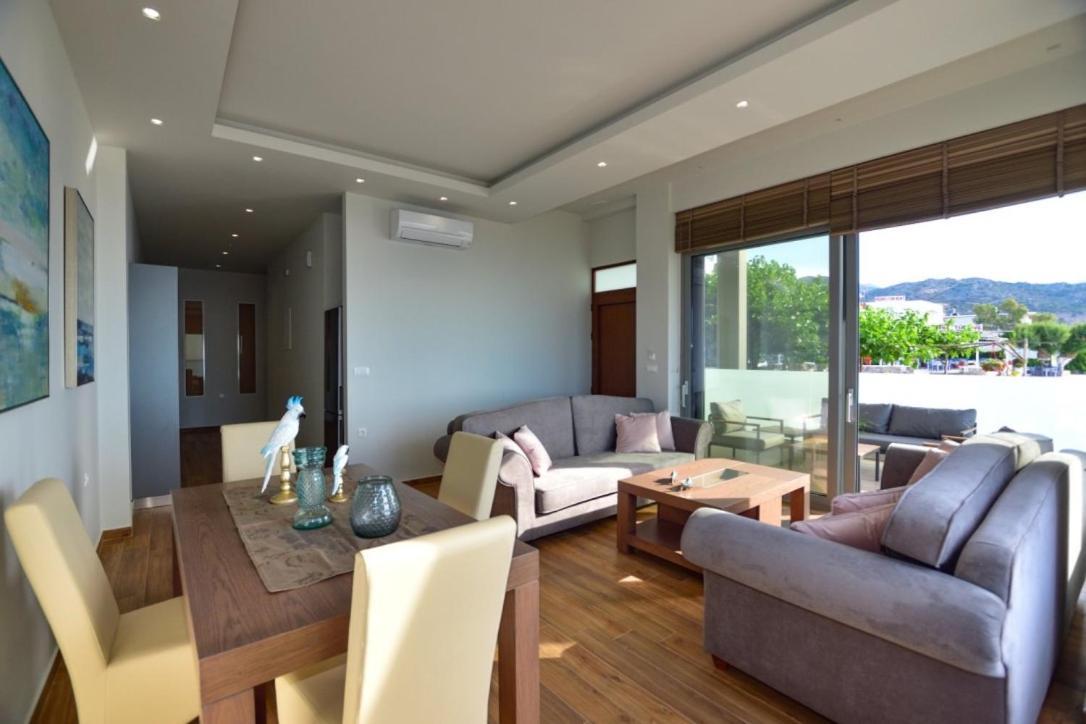 Gonis Grand Luxury Suite Palaiochora Eksteriør billede
